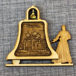 Магнит из бересты монах с колоколом "Благовещенский собор"