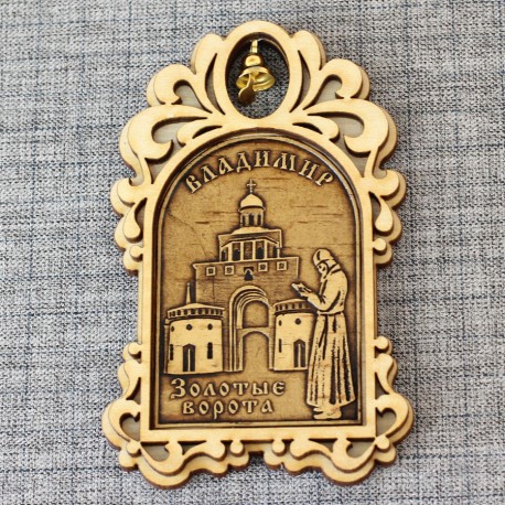 Магнит из бересты арка с колокольчиком "Золотые ворота+монах" Владимир