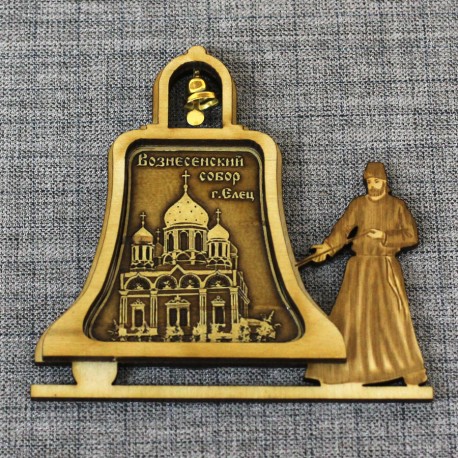 Магнит из бересты монах с колоколом "Вознесенский собор"