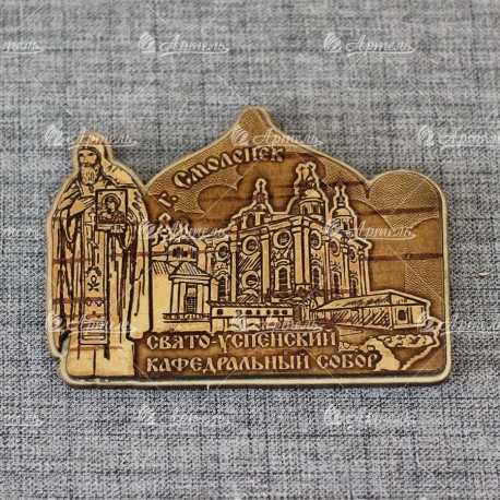 Магнит из бересты резной с золотом монах с иконой "Свято-Успенский Кафедральный собор" Смоленск